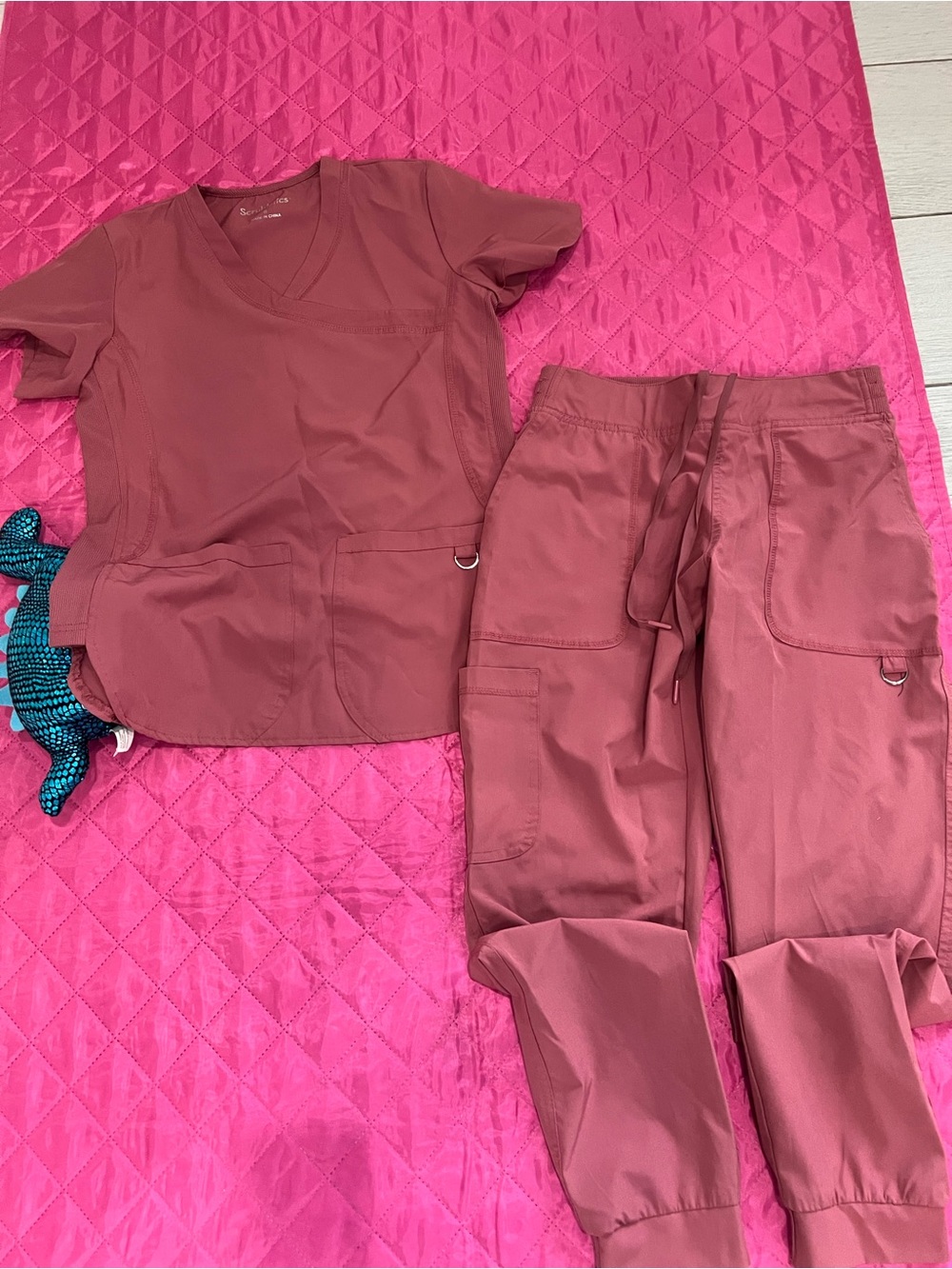 Women's Drawstring Jogger Scrub Pants in Dusty Rose